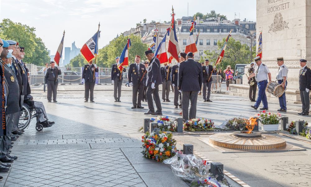 [#DevoirDeMémoire] Les auditeurs de l’@IHEDN ont participé à la cérémonie du ravivage de la flamme 🔥 du Soldat inconnu. Un hommage solennel à ceux qui ont sacrifié leur vie pour la défense de notre nation. #Arcdetriomphe #SoldatInconnu