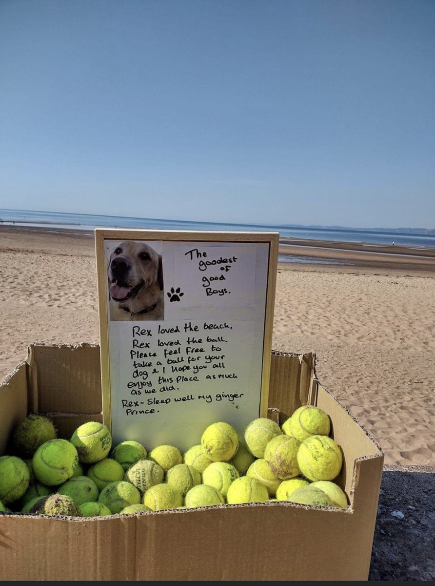 What a lovely gesture on Exmouth beach 👍🏻👌🏻🙏👏🏻👏🏻👏🏻👏🏻 ❤️