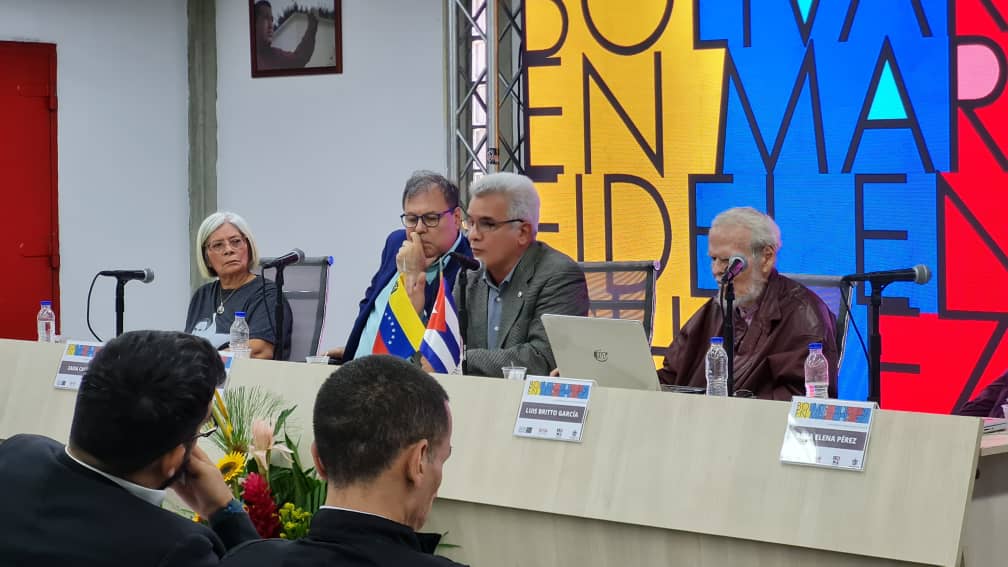 #BastaDeRoboYManipulaciónImperial El director del <a href="/centrofidel/">Centro Fidel Castro Ruz</a>, el historiador cubano René González Barrios, consideró sumamente necesario el Coloquio Bolívar en Martí, Fidel en Chávez y su vigencia en este momento histórico que vive la Patria Grande. <a href="/NicolasMaduro/">Nicolás Maduro</a>
<a href="/AbelPrieto11/">Abel Prieto</a>