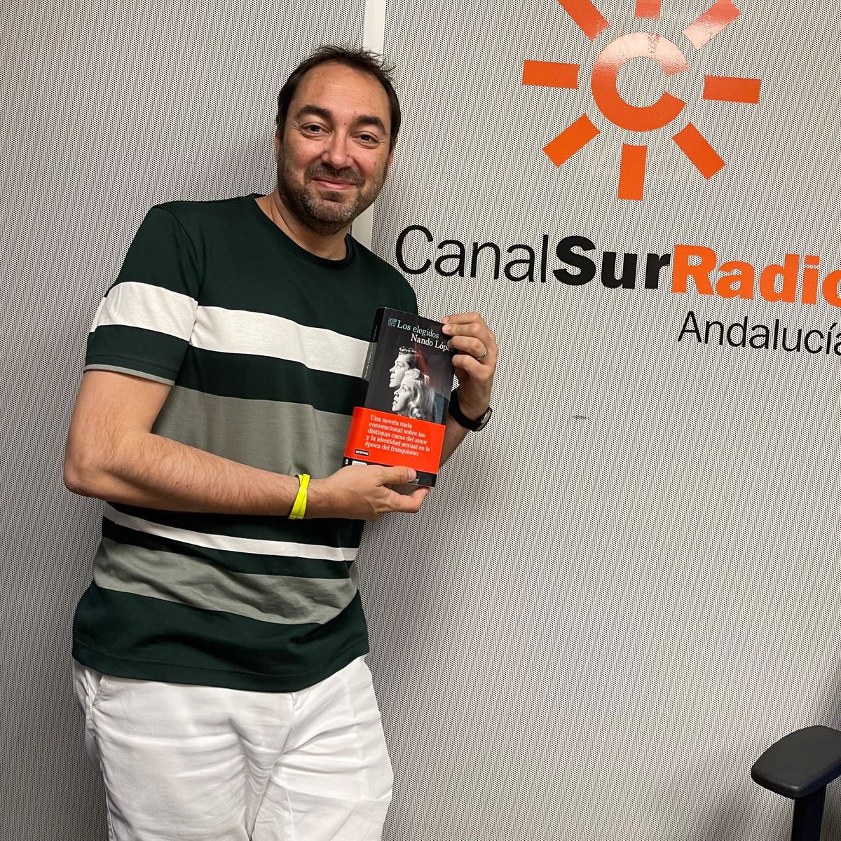 AndaluciaAhora_'s tweet photo. #ENTREVISTA | "Creo en el poder de la cultura para cambiar las cosas". Hoy ha estado con nosotros el escritor @Nando_Lopez_ para presentarnos 'Los elegidos' @EdDestino. Escúchale en @CanalSurRadio con @MariloMaldonado
▶️ https://t.co/4PxwQmLdJZ https://t.co/sCOYSyOL70