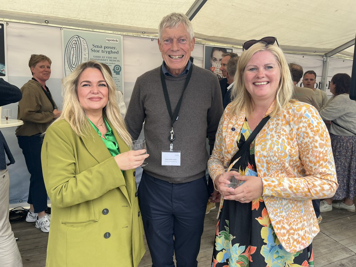 Hvor godtfolk er… skønt at mødes med @pharmadanmark og <a href="/Apotekerne/">Apotekerforeningen</a> på #fmdk og drøfte fælles (medicin)interesser 💊🙌 <a href="/TanjaVillumsen/">Tanja Villumsen</a>