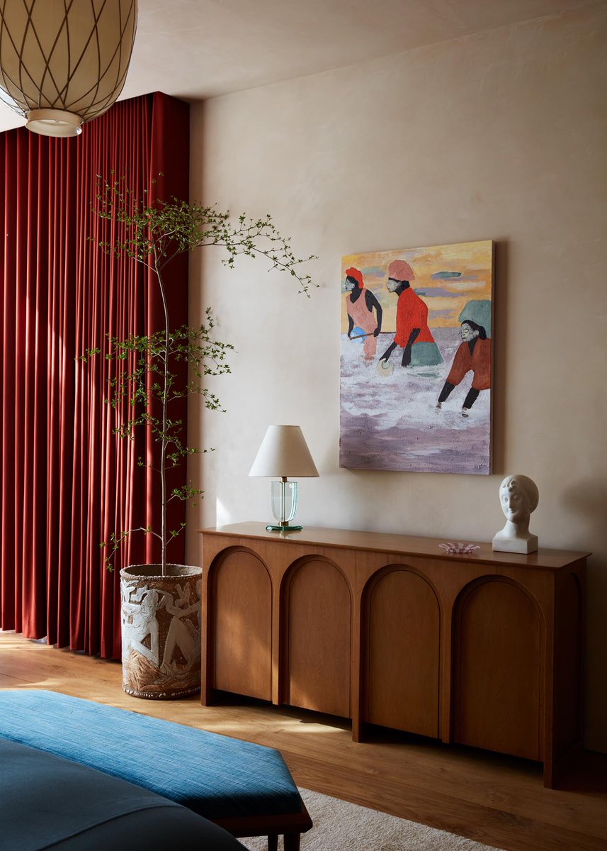 1stDibs's tweet photo. We're excited to share with you another of the inspiring spaces chosen for the 2023 #1stDibs50. This dining room is the work of former set designer Pamela Shamshiri , who brings a keen sense of narrative to her sophisticated yet soulful design sensibility. https://t.co/f0mi9xinmG https://t.co/AxvXqSQNcg