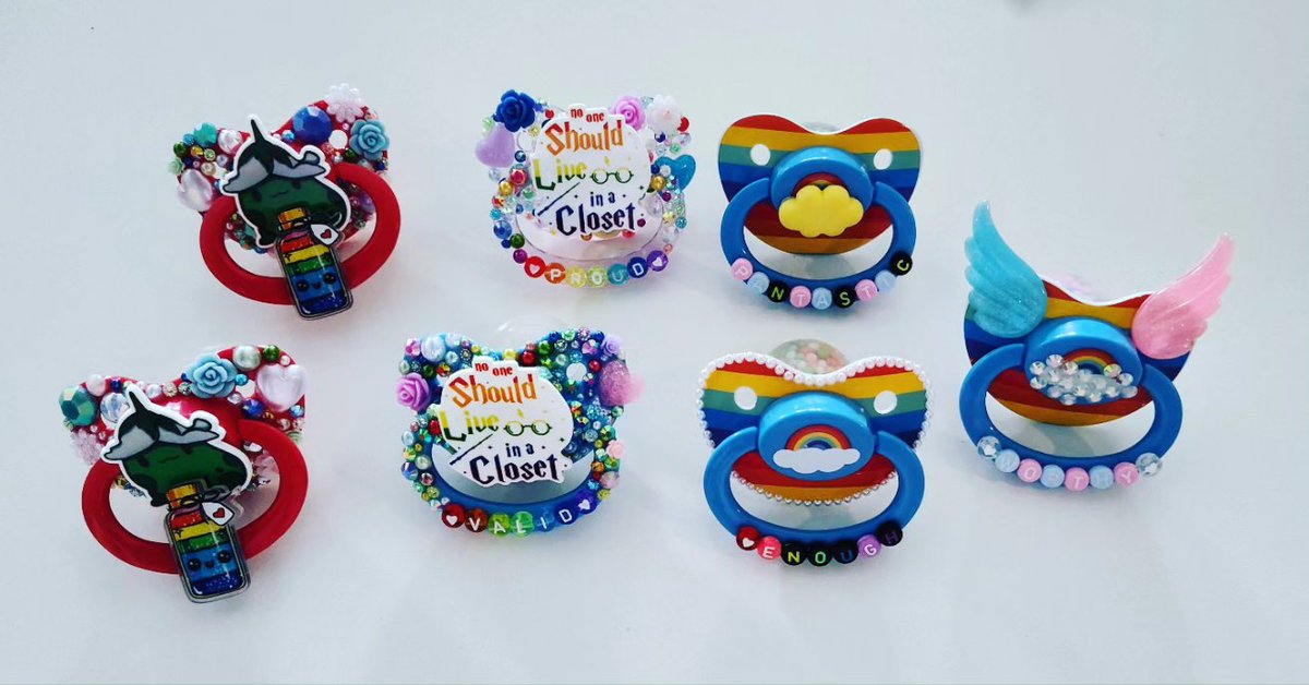 _WickedLullaby_'s tweet photo. 🩷💛💙Pride every day at https://t.co/v4FWyO71jd 🏳️‍🌈
This month is just a reason to remind everyone that I always have pride merch available. I'm gay every day, so why would I make merch for one month? #abdl #adultpacifier #littlespace https://t.co/rrkpBClst6