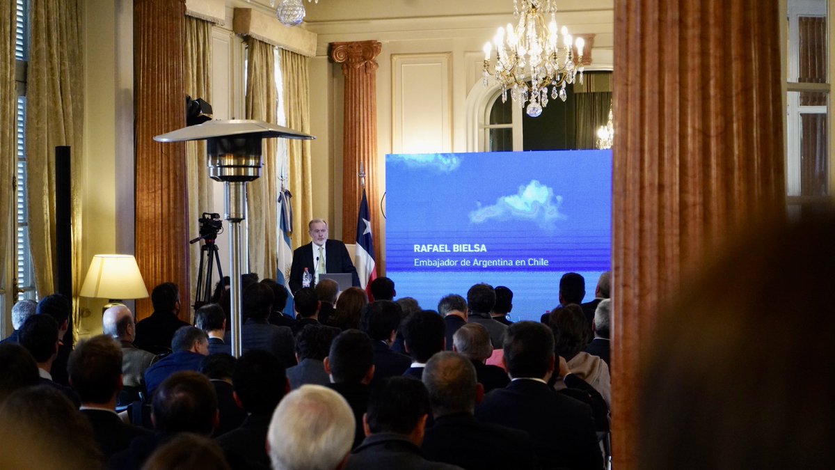 DiegoPardow's tweet photo. Hoy estuve junto al embajador @rafabielsasic en el seminario sobre gas natural y transición energética organizado por la @EmbArgEnChile, @AGN_Chile, y la @usach.

Con Argentina tenemos una historia de interconexión y cooperación que durante este gobierno hemos seguido reforzando. https://t.co/oWwFVGF85H