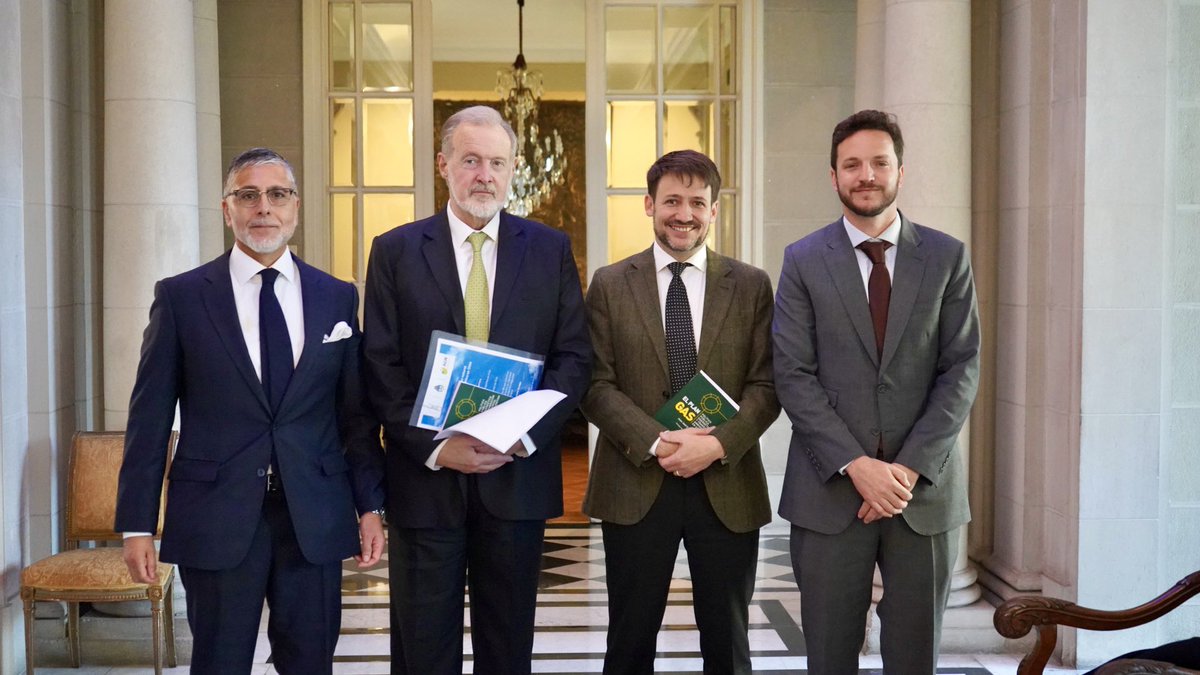 DiegoPardow's tweet photo. Hoy estuve junto al embajador @rafabielsasic en el seminario sobre gas natural y transición energética organizado por la @EmbArgEnChile, @AGN_Chile, y la @usach.

Con Argentina tenemos una historia de interconexión y cooperación que durante este gobierno hemos seguido reforzando. https://t.co/oWwFVGF85H