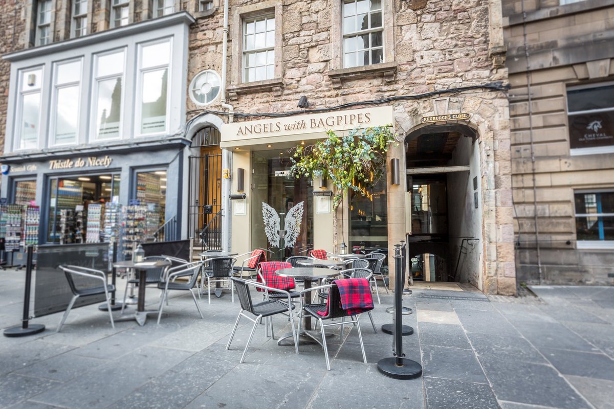 After work drinks in the sun? ☀️☀️☀️#AngelsWithBagpipes

#AwB #edinburgh #supportlocalbusiness #foodphotography #royalmile #edinburgholdtown #highstreet