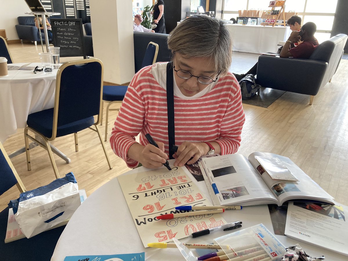 otogisyrupz's tweet image. 藤岡さんとウーバーバッグに宣伝情報を書き込む。３回目の上映は早くもソールドアウトに！

#SheffDocFest2023
#TokyoUberBlues
#東京自転車節