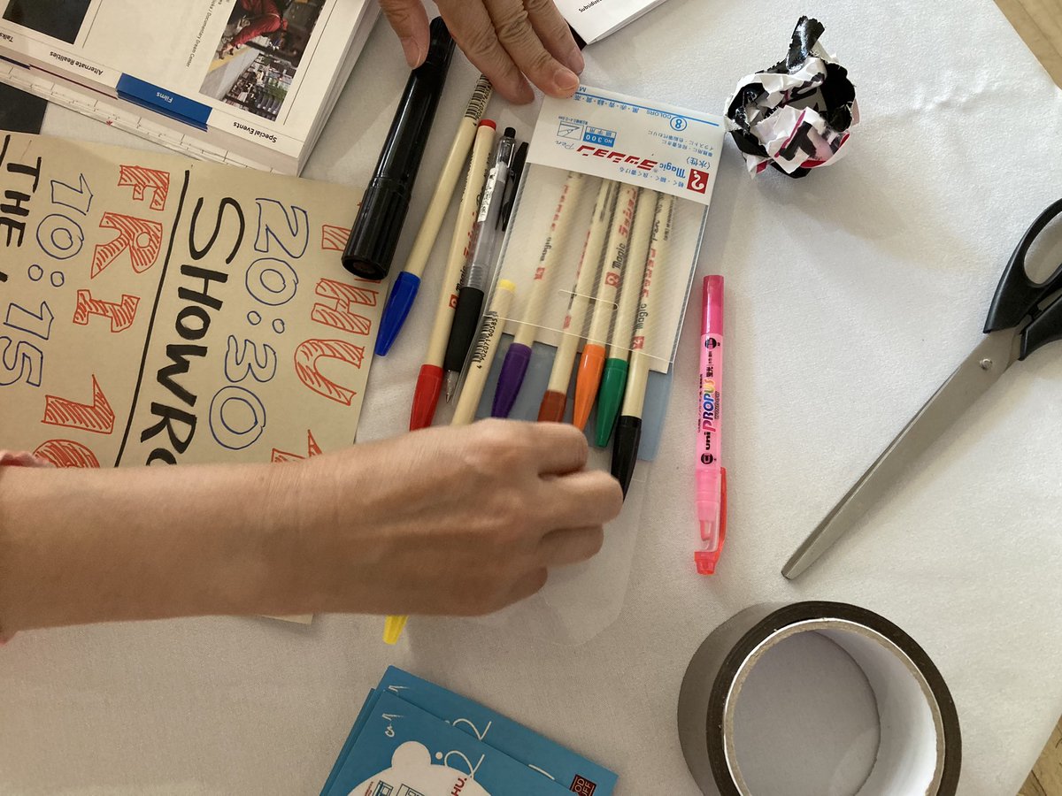 otogisyrupz's tweet image. 藤岡さんとウーバーバッグに宣伝情報を書き込む。３回目の上映は早くもソールドアウトに！

#SheffDocFest2023
#TokyoUberBlues
#東京自転車節