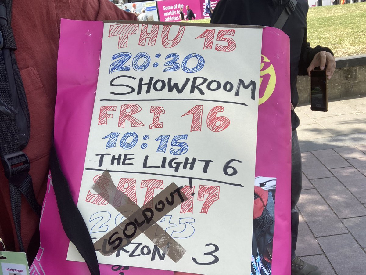 otogisyrupz's tweet image. 藤岡さんとウーバーバッグに宣伝情報を書き込む。３回目の上映は早くもソールドアウトに！

#SheffDocFest2023
#TokyoUberBlues
#東京自転車節