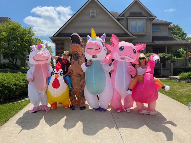JJmanning1's tweet photo. This is normal neighborhood mom behavior, right? https://t.co/f3tG2OQ6fm