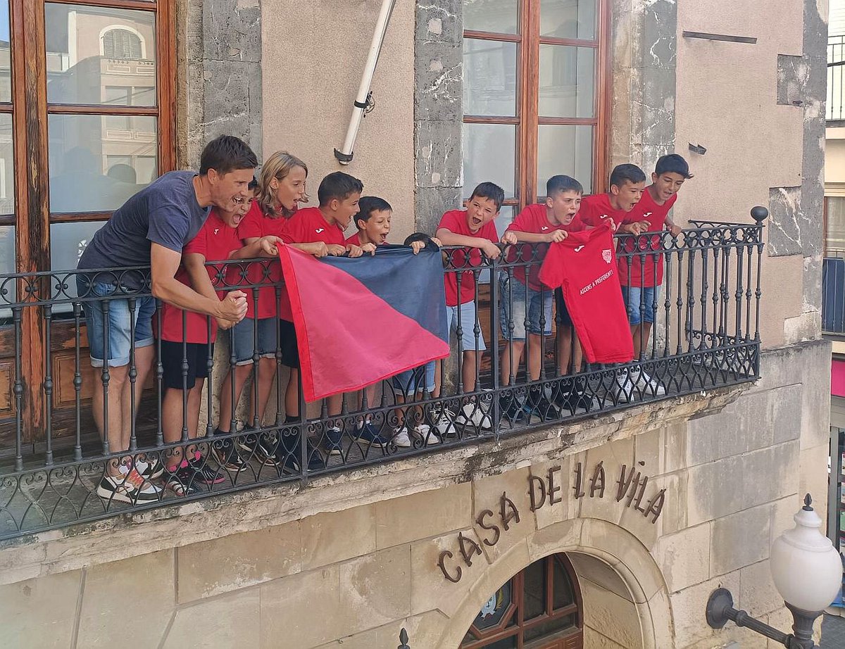 ⚽️ Felicitats Benjamí B de futbol del Club d'Esports Vendrell pel campionat @vendrellesports