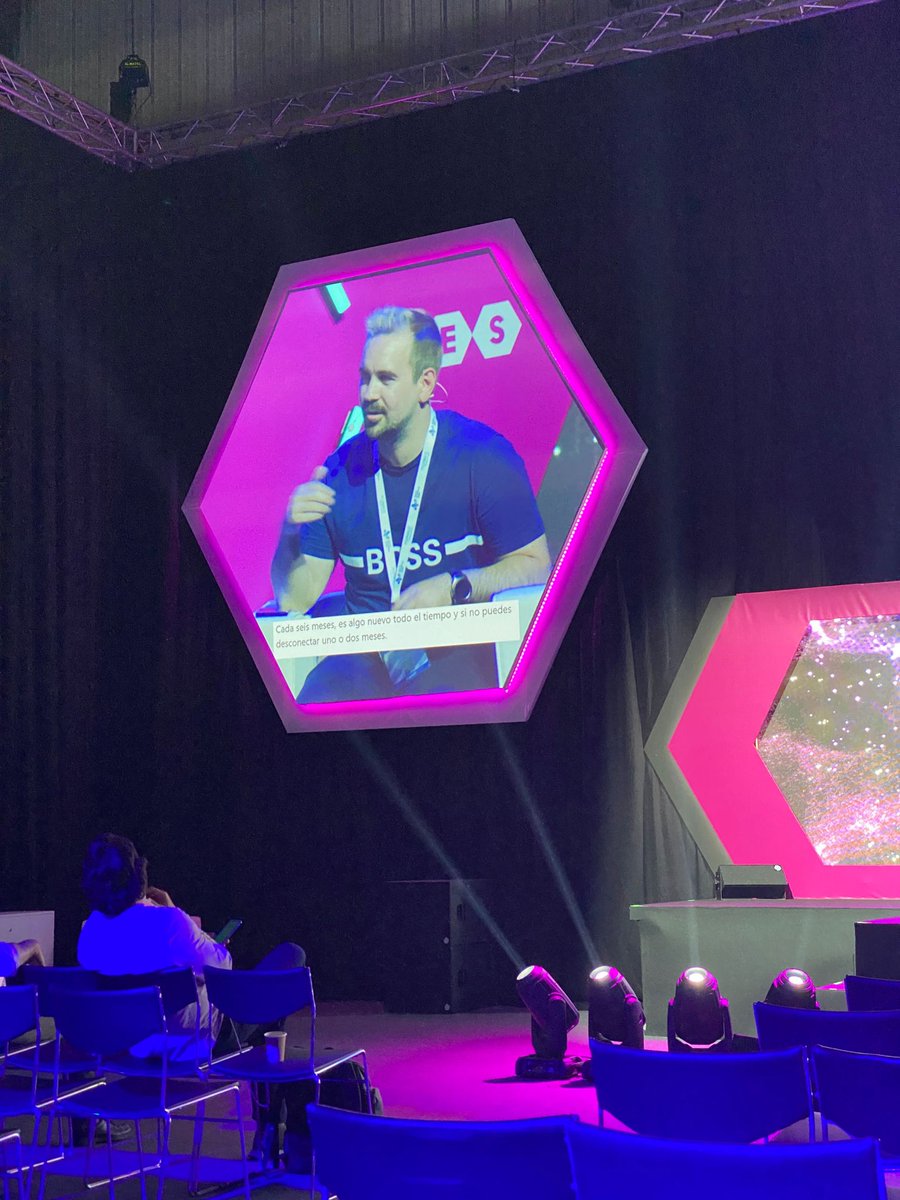 KPI_WORLD's tweet photo. Estos días hemos estado en el @DES_show de Málaga con gente impresionante.

Nuestro COO @DiabloEMT ha participado en varias ponencias acerca del Talento Digital, Tecnología y Negocio.

¡Gracias por la invitación! ☺️ https://t.co/xxwXqsxE2W