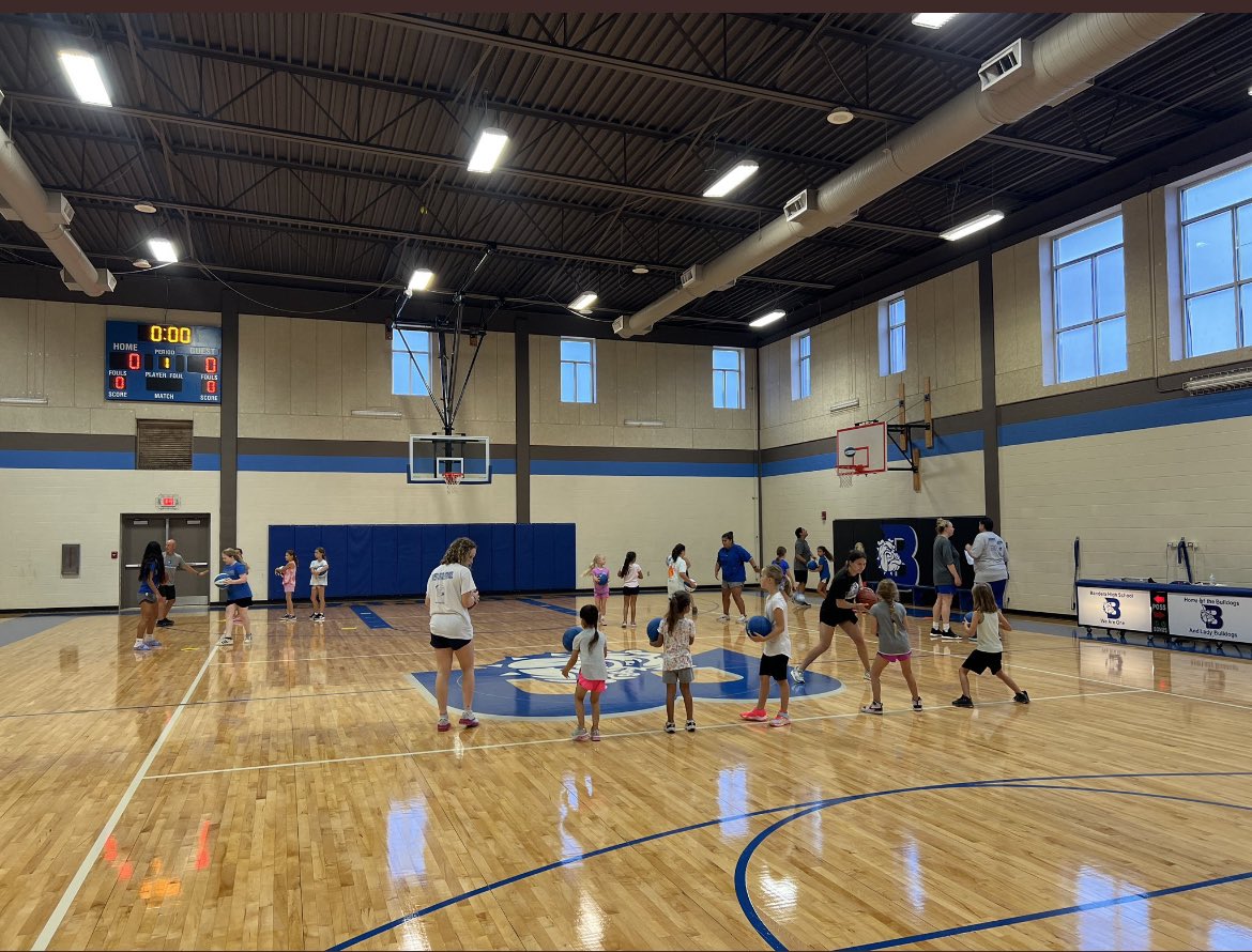 BanderaLadyHoop's tweet photo. Great morning sessions with the Little Biddy’s. Lady Bulldogs working hard. 
#HeartandSoul https://t.co/Mhv0MwZw5V