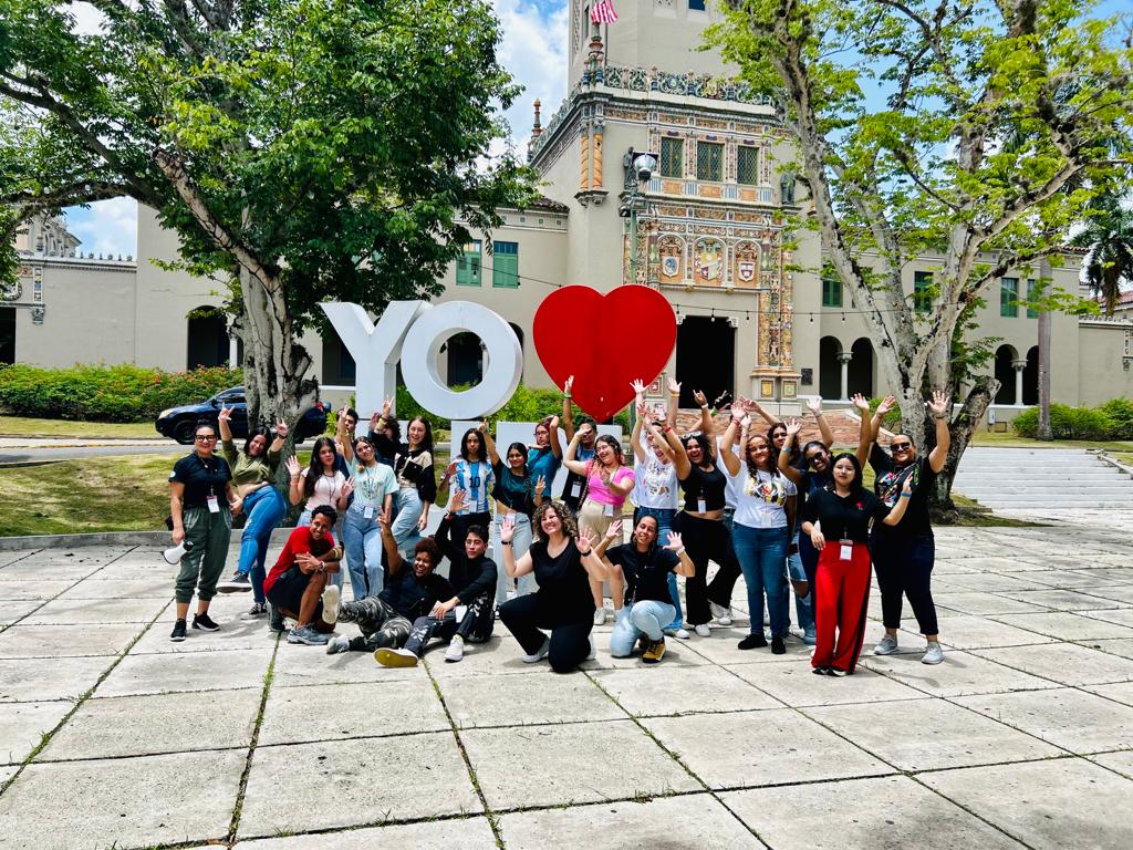 CDCOOPPR's tweet photo. Hoy los jóvenes del Campamento EmprendeCoop Juvenil, acompañados por los voluntarios de la @CDCOOPPR y de @fidecooppr hicieron un recorrido por las facilidades del  @icoopuprrp para conocer sus ofrecimientos y funcionamiento. #somoscdcoop https://t.co/oem2ALZ217