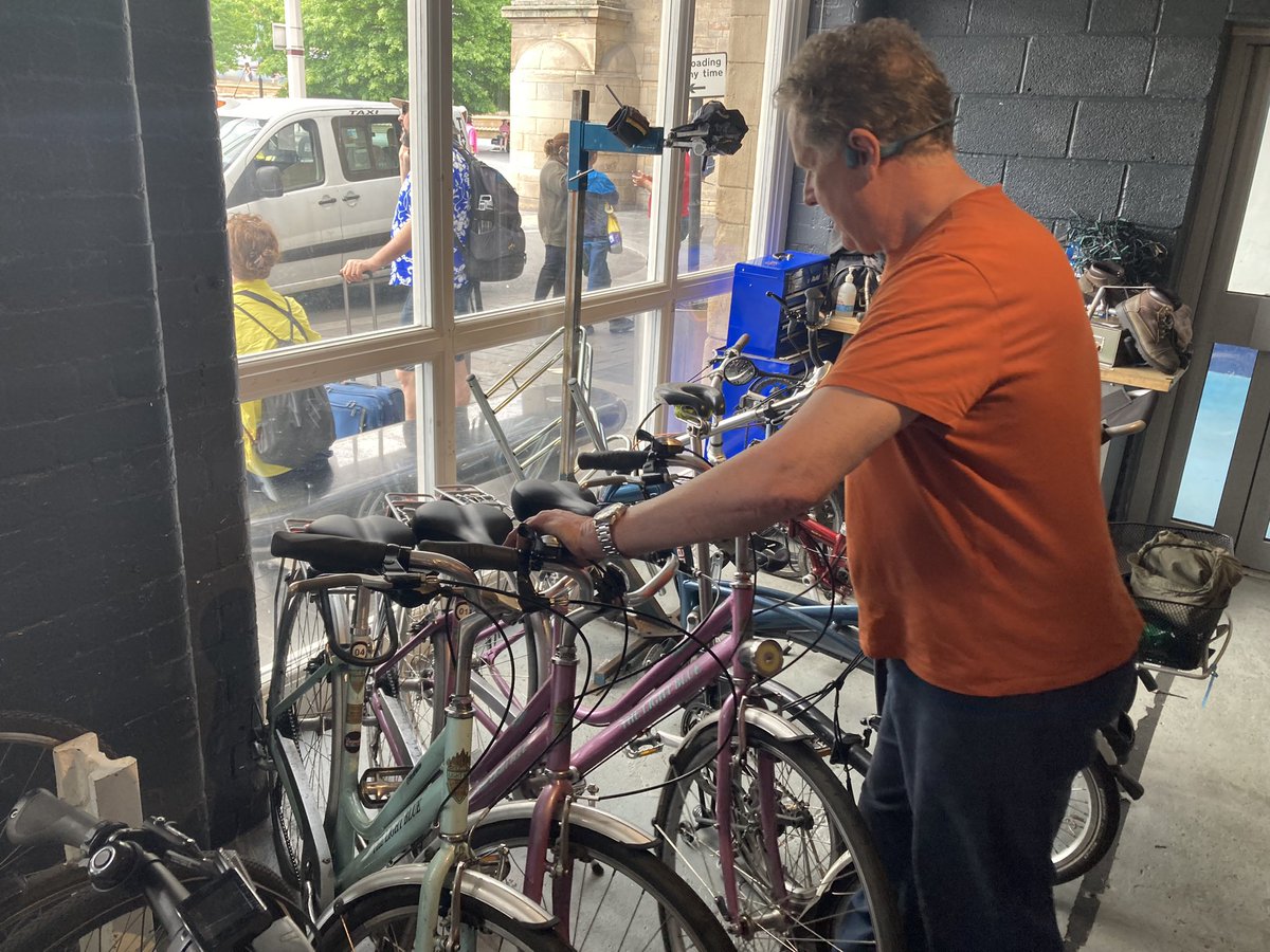 otogisyrupz's tweet image. 自転車屋さんに自転車を借りに！
するとなんと、無料で貸してくれることに。「シェフィールド国際ドキュメンタリー映画祭を応援してるからタダで良いよ」と言っていました。映画祭、愛されてるな。親切にしてくれてどうもありがとうございます🙏
#SheffDocFest2023
#TokyoUberBlues
#東京自転車節