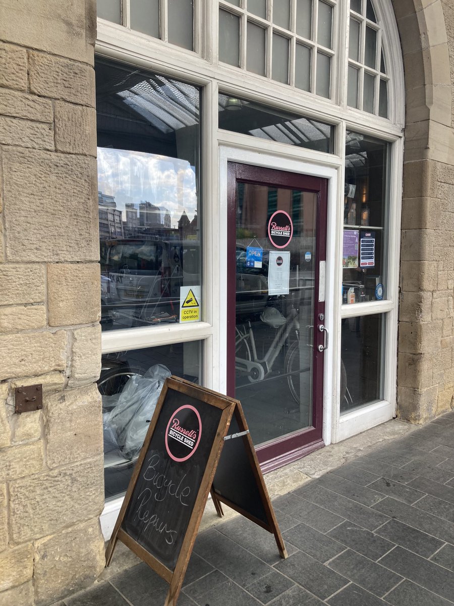 otogisyrupz's tweet image. 自転車屋さんに自転車を借りに！
するとなんと、無料で貸してくれることに。「シェフィールド国際ドキュメンタリー映画祭を応援してるからタダで良いよ」と言っていました。映画祭、愛されてるな。親切にしてくれてどうもありがとうございます🙏
#SheffDocFest2023
#TokyoUberBlues
#東京自転車節