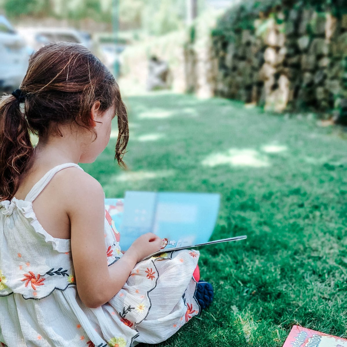 How often do your kids get outside and in nature? Quiet reading time looks like this in beautiful Sintra Mountains🇵🇹