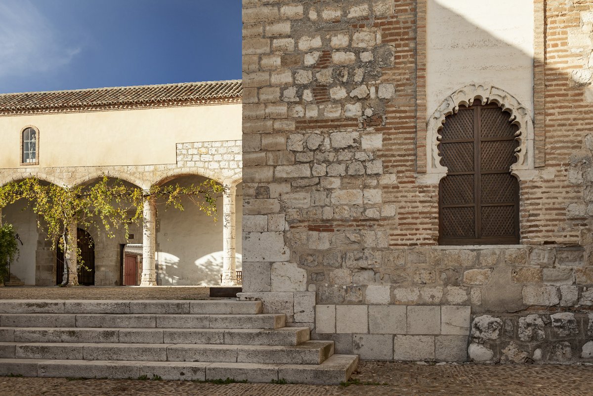 PatrimNacional's tweet photo. Se ubica a orillas del #Duero, es uno de los mejores ejemplos de arte mudéjar en Castilla y León, y mezcla el románico y el gótico.
Hablamos del #RealMonasterio de #SantaClara de #Tordesillas.
Un viaje a través del tiempo que no te puedes perder 🙌https://t.co/Lvg3MVTTIe https://t.co/CvmmCajpOd