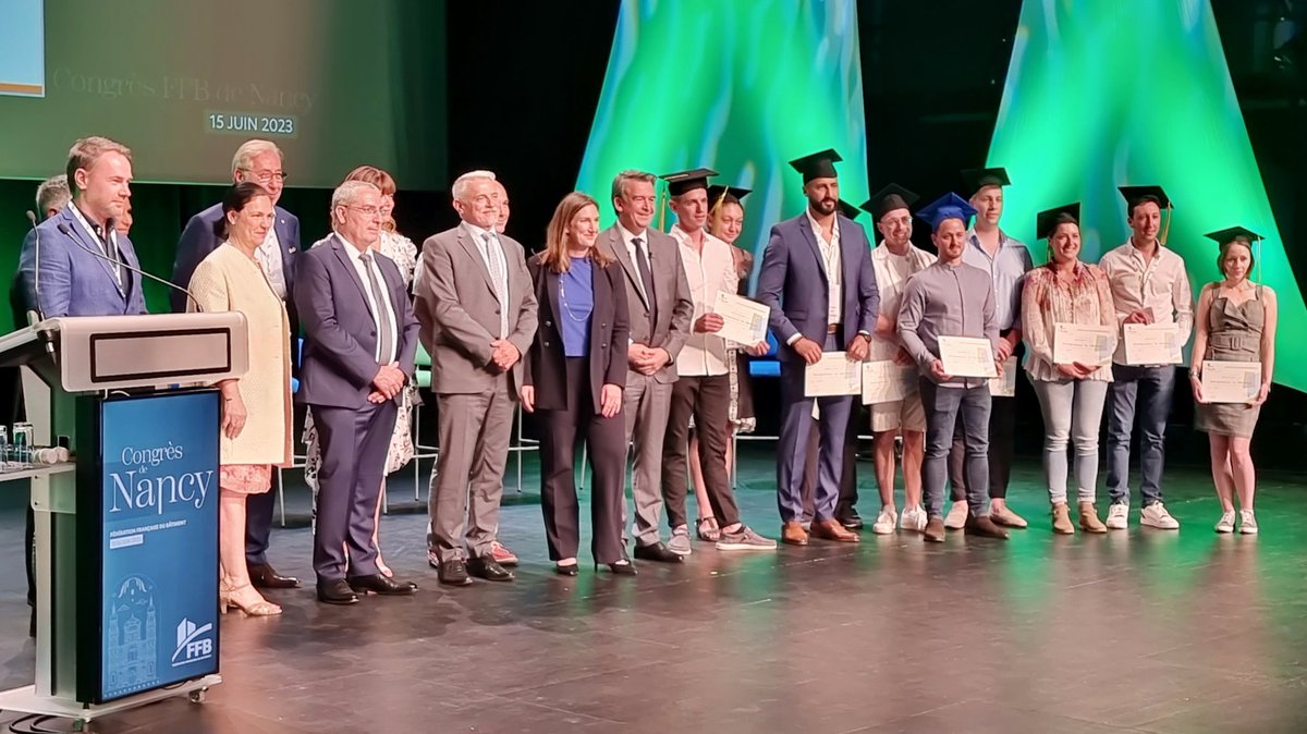 FFBatiment's tweet photo. #CongrèsFFB2023 Il est temps maintenant de remettre les #diplômes @ESJDBatiment promotion Grand Est avec @CGrandjean_, ministre déléguée chargée de l'#Enseignement et de la #Formation professionnels. 👩‍🎓👨‍🎓📜
#Bâtiment https://t.co/GoMl9zFDO5