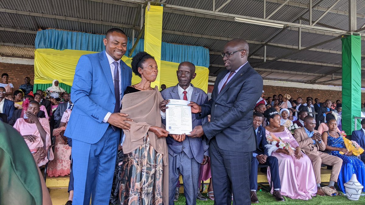 KamembeSe's tweet photo. Kuri uyu wa Kane muri #stadeRusizi  habereye umuhango wo gushyingira imiryango 302 yabanaga mu buryo butemewe n' amategeko  iki gikorwa cyayobowe n' umwanditsi w' irangamimerere w' @RusiziDistrict  Dr KIBIRIGA Anicet , kandi twatashye n' ibyumba 3 by' amashuri kuri #GScyangugu https://t.co/2p0DN77cpm