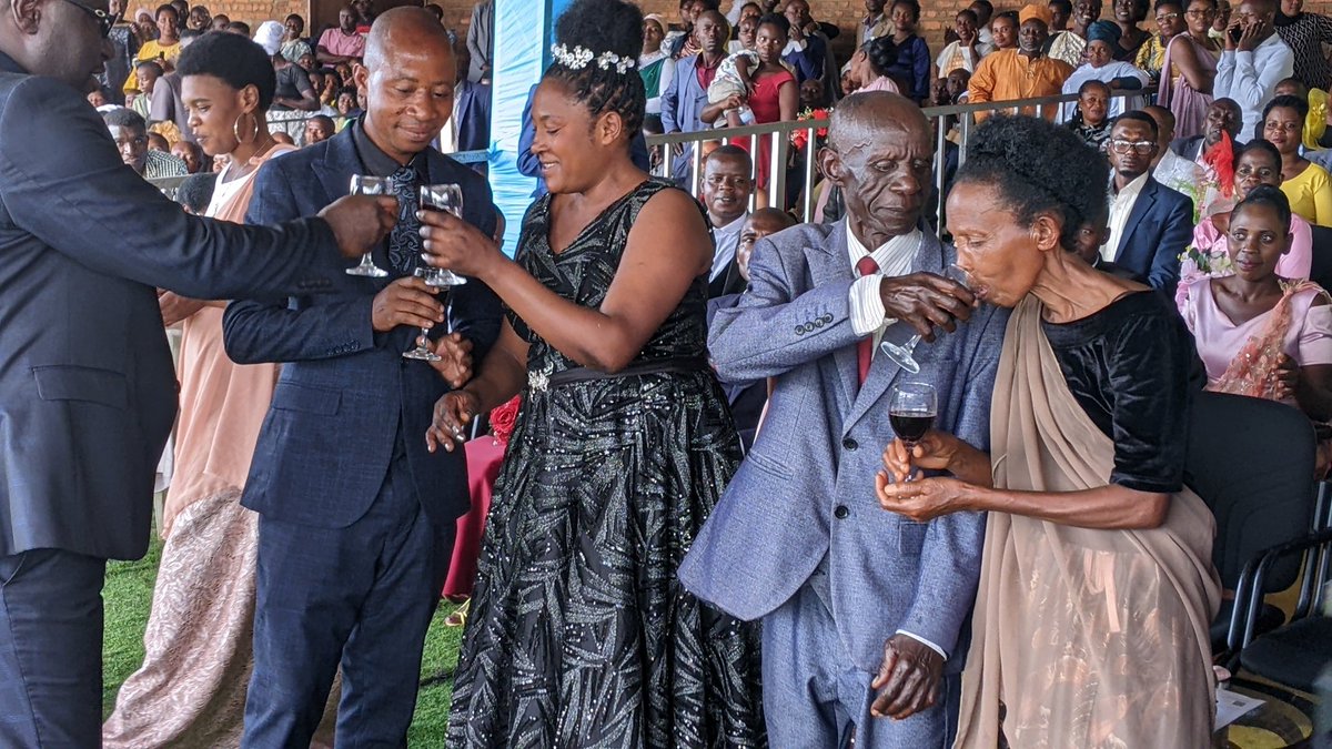 Kamembe Sector (@kamembese) on Twitter photo Kuri uyu wa Kane muri #stadeRusizi habereye umuhango wo gushyingira imiryango 302 yabanaga mu buryo butemewe n' amategeko iki gikorwa cyayobowe n' umwanditsi w' irangamimerere w' <a href="/RusiziDistrict/">Rusizi District</a> Dr KIBIRIGA Anicet , kandi twatashye n' ibyumba 3 by' amashuri kuri #GScyangugu Kuri uyu wa Kane muri #stadeRusizi habereye umuhango wo gushyingira imiryango 302 yabanaga mu buryo butemewe n' amategeko iki gikorwa cyayobowe n' umwanditsi w' irangamimerere w' <a href="/RusiziDistrict/">Rusizi District</a> Dr KIBIRIGA Anicet , kandi twatashye n' ibyumba 3 by' amashuri kuri #GScyangugu