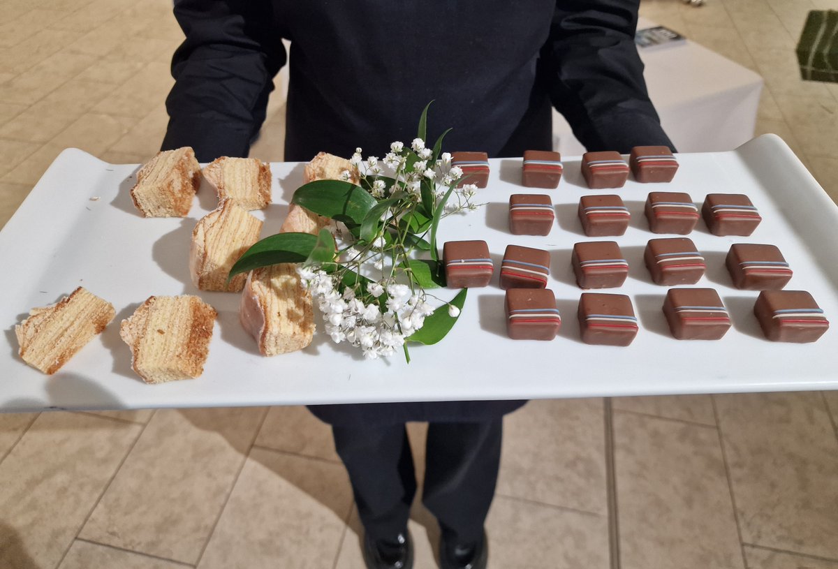 #Nationalfeierdag2023 in Dublin was also a good occasion to catch up with 🇮🇪friends and sample some traditional 🇱🇺 Baamkuch & chocolates (©️: Ministère d'Etat)