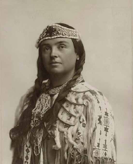 Native American Women in Classic Photography - Photo Trading Cards 

👉 etsy.me/329n3i5 

- #OldWest #westernlegends #natvieamerican #photography #vintagephoto #nativeamericanwomen