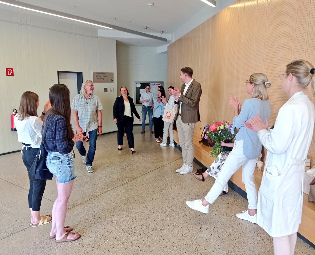 Huge congratulations to <a href="/KathSchmidt5/">Katharina Schmidt</a> who passed her habilitation talk today! 🤩

Of course the <a href="/bingellab/">Bingel Laboratory (Bingellab)</a> and some <a href="/sfb_trr289/">SFB/TRR 289 Treatment Expectation</a> members came for clapping, flowers, prosecco and strawberries! 🌟