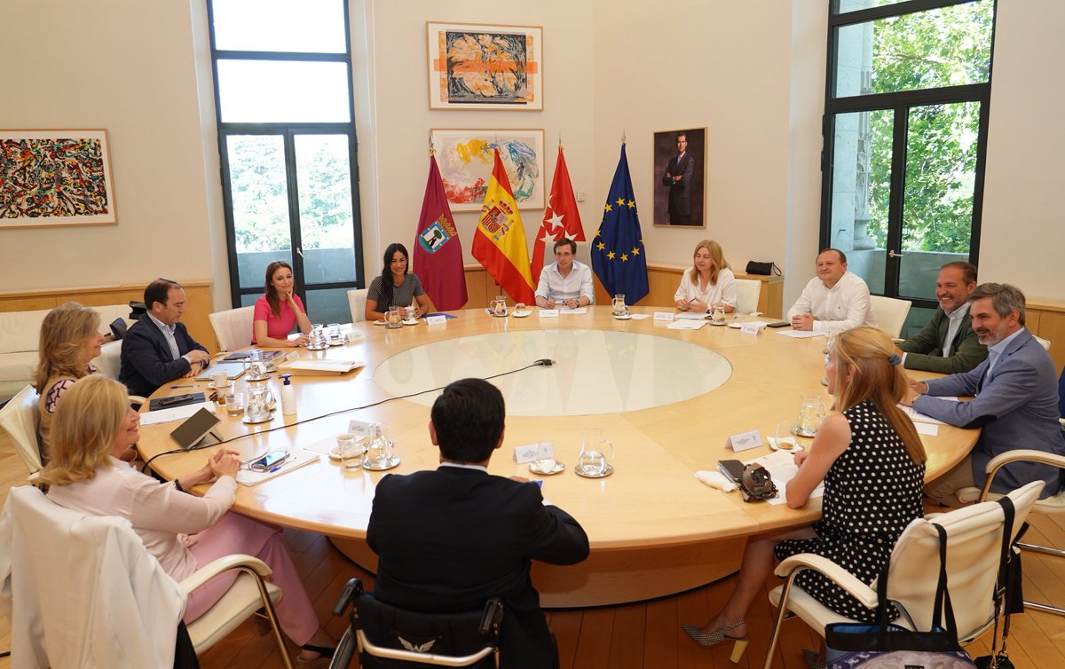 Un honor haber participado en el gobierno del @MADRID de @AlmeidaPP_ y @begonavillacis . Un equipo unido que siempre ha remado en la misma dirección. Han sido 4 años duros de pandemia, filomena, pero a la vez muy fructíferos en proyectos e iniciativas.