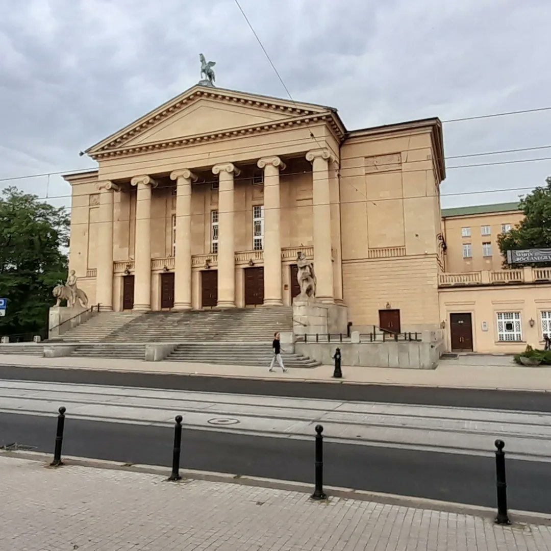 Taking in the beauty of Poznań 💜 <a href="/MamliseProject/">mamlise_project</a>