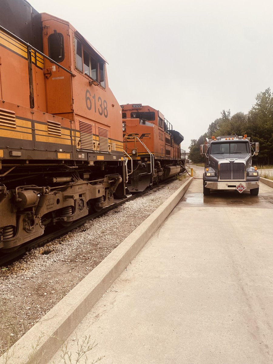 CrystalFlashMI's tweet photo. Re-fueling #trains🚝 in West Olive!
📷: Theresa Beaudette
#CrystalFlash⚡️ #diesel⛽️ #Michigan✋ #energy🛢 #railroads✖️ #locomotives🚂 #TheCFDifference⚡️ https://t.co/AvEVAPX7lh