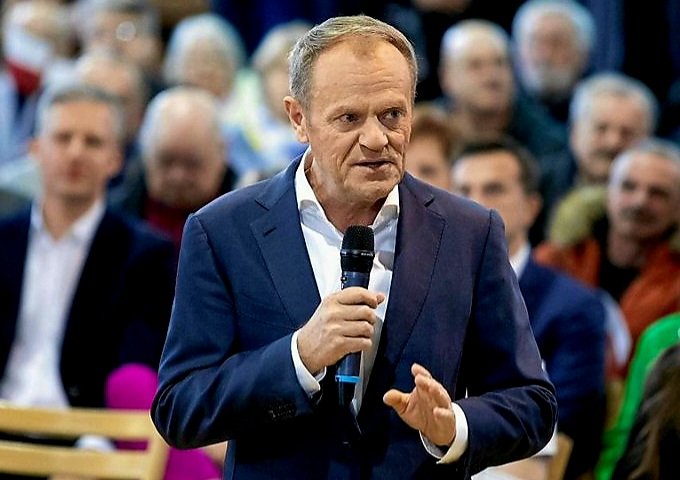 Ten tępy niemiecki oszust boi się wyniku referendum, w którym nawet jego wyborcy będą przeciw imigrantom.
🇩🇪 Donald Tusk:
'Nie można rozpisywać referendum w sprawie, w której decyzję podjęła Unia Europejska. Kaczyński po raz kolejny chce podeptać demokrację, nie pozwolimy na to'.