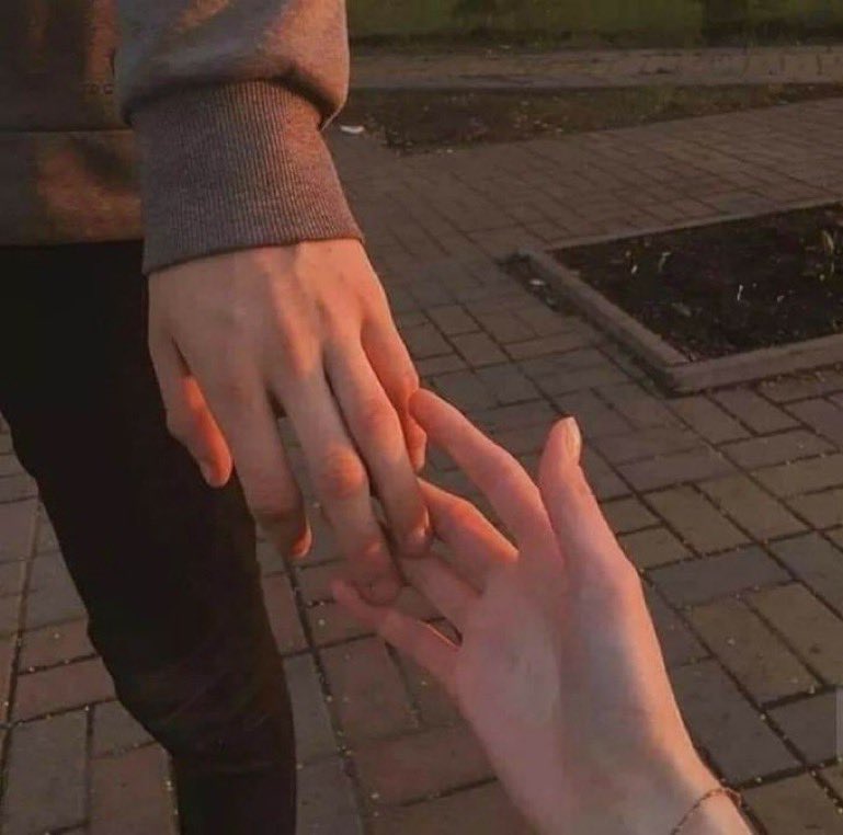 "من يحبنا ونحن في أسوء حالاتنا، هم من يستحقون أن يبقوا في قلوبنا للأبد♥️"