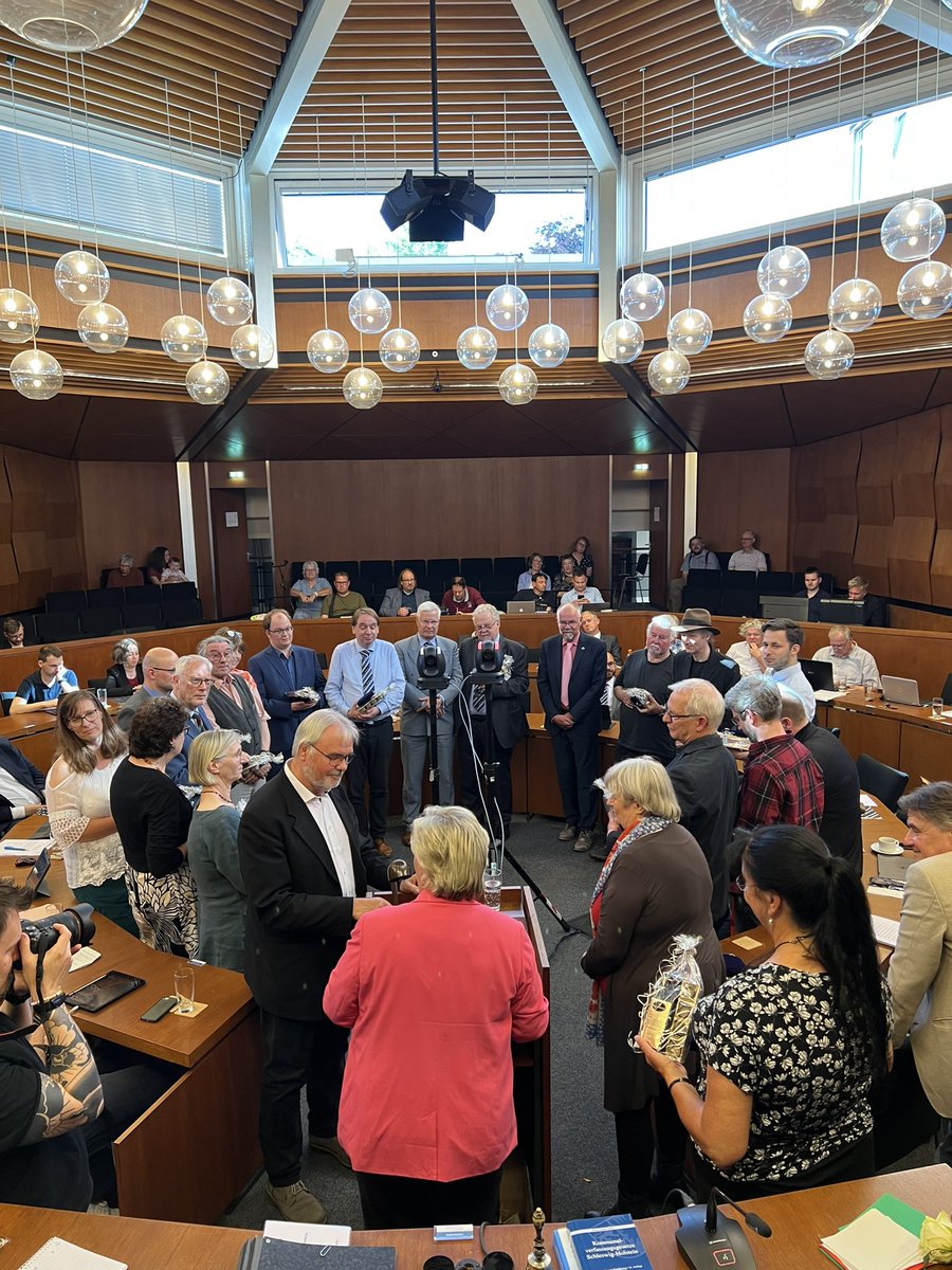Heute auf der Konstituierenden #Ratsversammlung in #Flensburg haben wir Susanne Schäfer-Quäck vom <a href="/SSW_Flensburg/">SSW Flensburg</a> als neue Stadtpräsidentin gewählt. Herzlichen Glückwunsch und auf gute Zusammenarbeit in den nächsten 5 Jahren 🎉