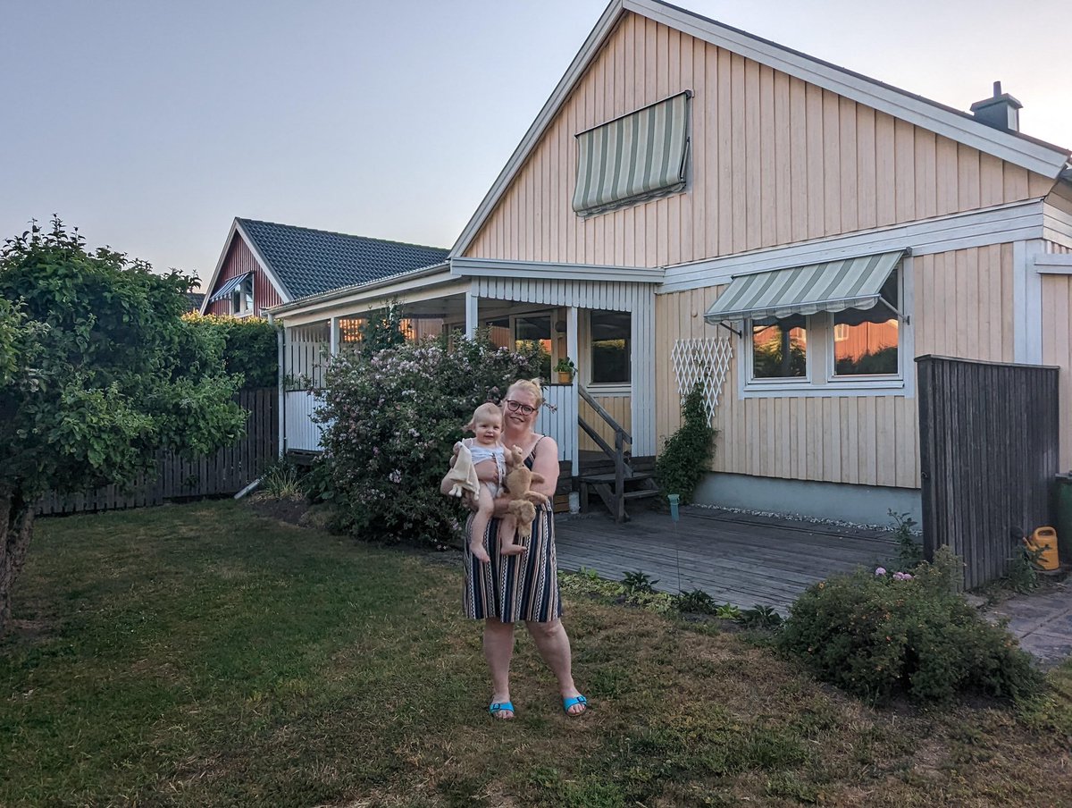 Við fengum húsið okkar afhent í dag og það er sænskara en allt í þessum heimi

og já þetta er eplatré þarna🍎🇸🇪

<a href="/sindrise/">Sindri Snær Einars.</a>