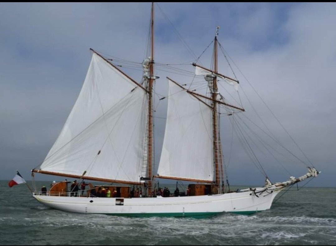 L'Étoile est à #Armada de Rouen, c'est L'occasion de relire l'article de Jean Pollet "le mystère du lancement de l'Étoile" dans les annales du patrimoine de Fécamp n⁰9 ! Il y raconte aussi comment il a vécu le lancement de la Belle-Poule son sister-ship!