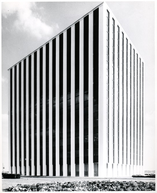 ValerieH137's tweet image. Today is @Fermilab&apos;s birthday! #OnThisDay 56 years ago, the lab began operating. It was originally called the National Accelerator Laboratory, and its first offices were in Oak Brook, IL. You can learn more about the beginning of the lab here: history.fnal.gov/this_day_1967_…