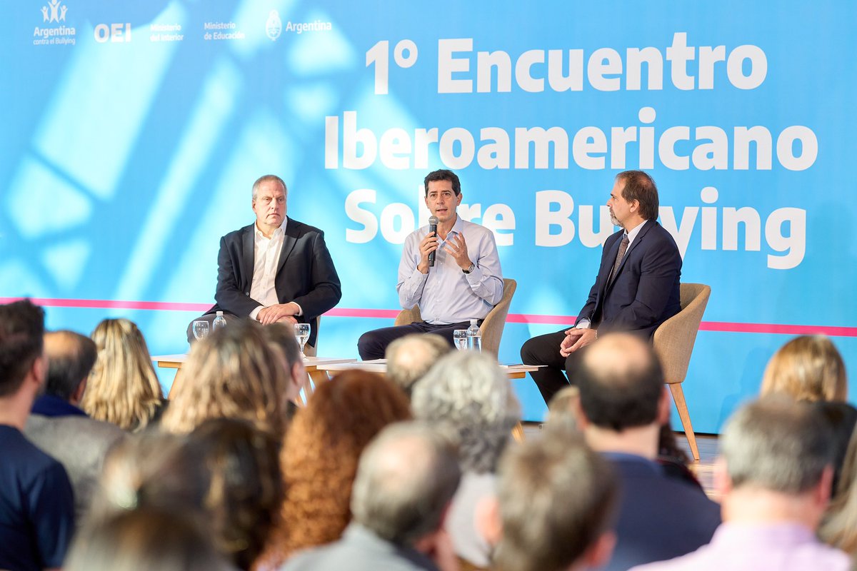 wadodecorrido's tweet photo. Necesitamos fomentar y potenciar los liderazgos positivos para construir una sociedad más justa, amable e inclusiva. 

Con el ministro @jaimeperczyk, y Luis Scasso, director local de @EspacioOEI en el Encuentro Iberamericano sobre Bullying. 

#ArgentinaContraElBullying https://t.co/BTxa0MBGYc