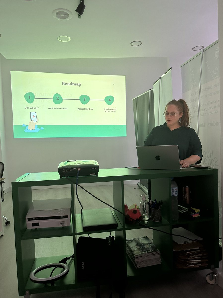 miriamgonp's tweet image. Aquí viendo a la queen 👸 @ceci_code hablando sobre accesibilidad en @MurciaDev