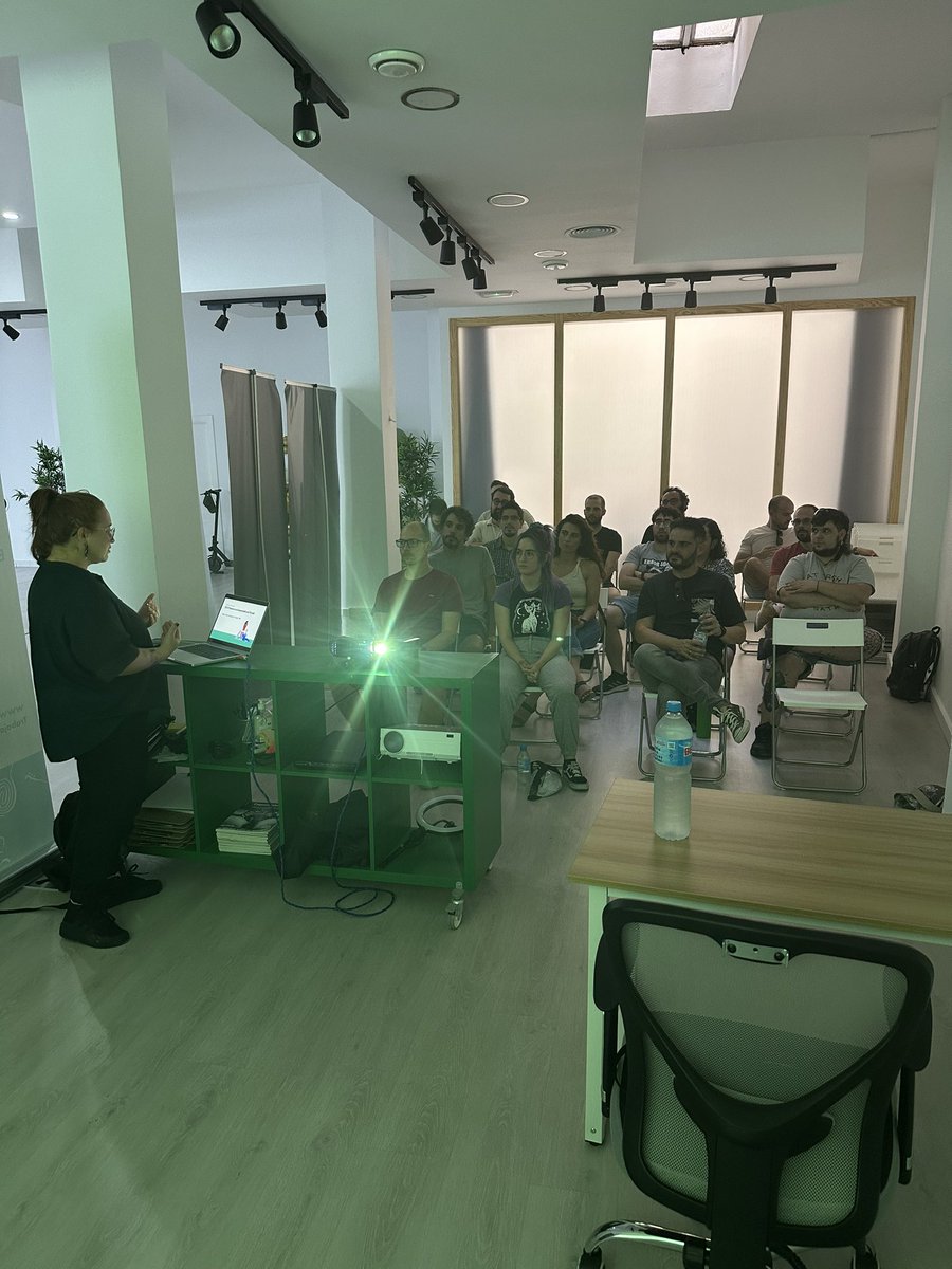 miriamgonp's tweet image. Aquí viendo a la queen 👸 @ceci_code hablando sobre accesibilidad en @MurciaDev