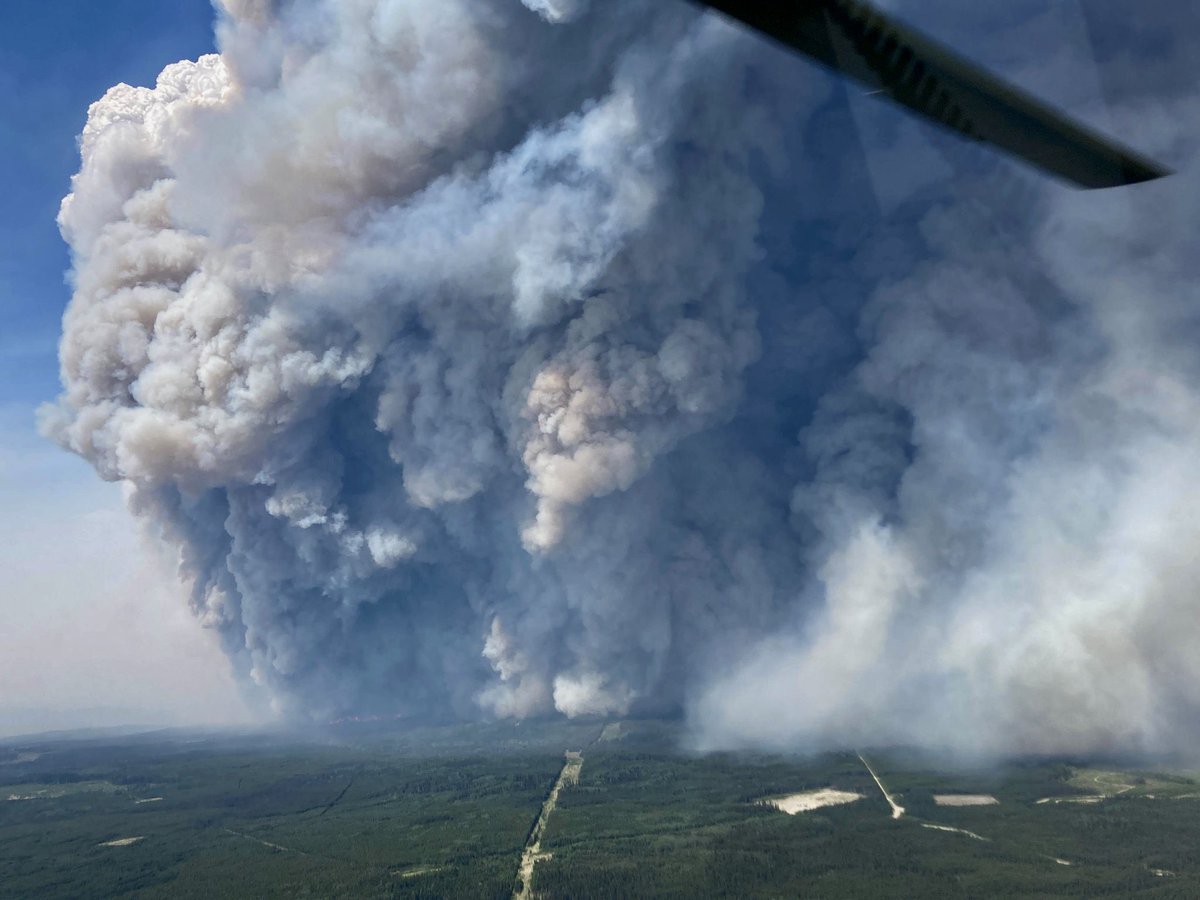 asso_psfdf's tweet photo. Plus de 5️⃣ millions d'hectares ont brûlé depuis le début de l'année au Canada 🇨🇦, voici les dernières actualités 👇👇

🏡 Au moins 120 000 personnes ont été évacuées. 

👥️ Plus de 100 millions de personnes sont ou ont été touchées par ces incendies.

🔥 449 feux sont en cours dont la moitié sont hors de contrôle. 

🚒 Près de 5 000 soldats du feu sont déployés sur le territoire. 

👉 À l'échelle de la France, ces incendies ont brûlé la totalité de la région PACA. (Provence-Alpes-Côte d'Azur)

📸 Image montrant l'incendie de Donnie Creek, en Colombie-Britannique qui a déjà brûlé presque 500 000 hectares.

#Wildfire #Incendies #Pompiers #CanadaFire
#FeuxDeForêt #Canada