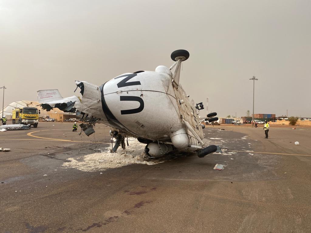 A MINUSMA helicopter was today overturned by strong winds after landing in #Gao, North of #Mali. This was not a crash. Crew and passengers are all accounted for with 2 seriously injured. They have safely exited the aircraft and are receiving medical attention. No fire reported. https://t.co/y9YZVMfQpU