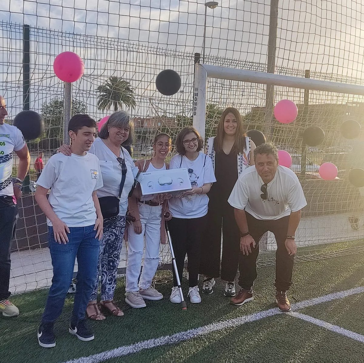 minifunkids's tweet photo. Compartir, Ayudar, Sonreír...
la piel se vuelve suave y los ojos brillan de forma distinta.
Este pasado finde hemos vivido una de los grandes momentos junto a @LaMonedaCF 
Hemos donado dos gafas VR a dos asociaciones muy especiales: #AnfiAnfi y #CarrosdeFuego https://t.co/Vfby3BD3sf