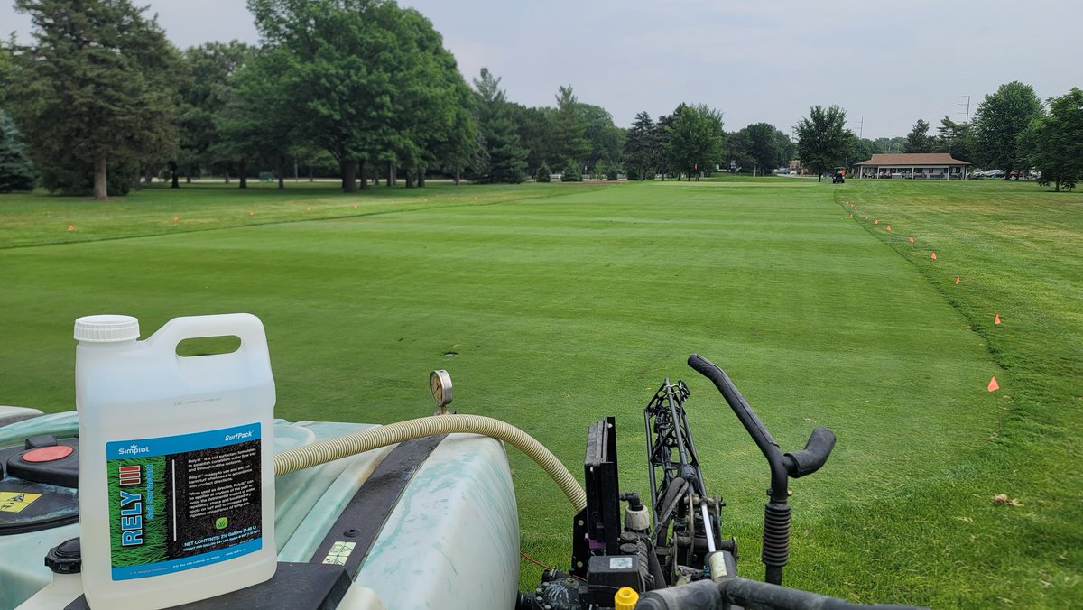 We are continuing to conduct soil wetting agent modeling research for golf native soil fairways and sand-based greens. Promising results so far from both. This trial evaluates the connection between application rate and longevity. Thanks to @SimplotTurf for the support!