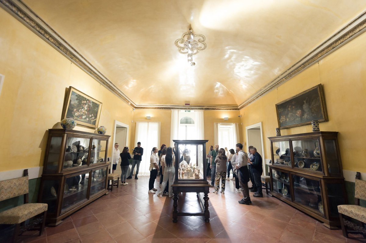 museumsmartview's tweet photo. Giovedì 8 giugno i ragazzi e le ragazze dell’IIS Don Geremia Piscopo hanno preso parte ad una delle prime #msvexperience nel favoloso Museo Nazionale della Ceramica Duca di Martina in Villa Floridiana. https://t.co/FUwW9mHP0Y