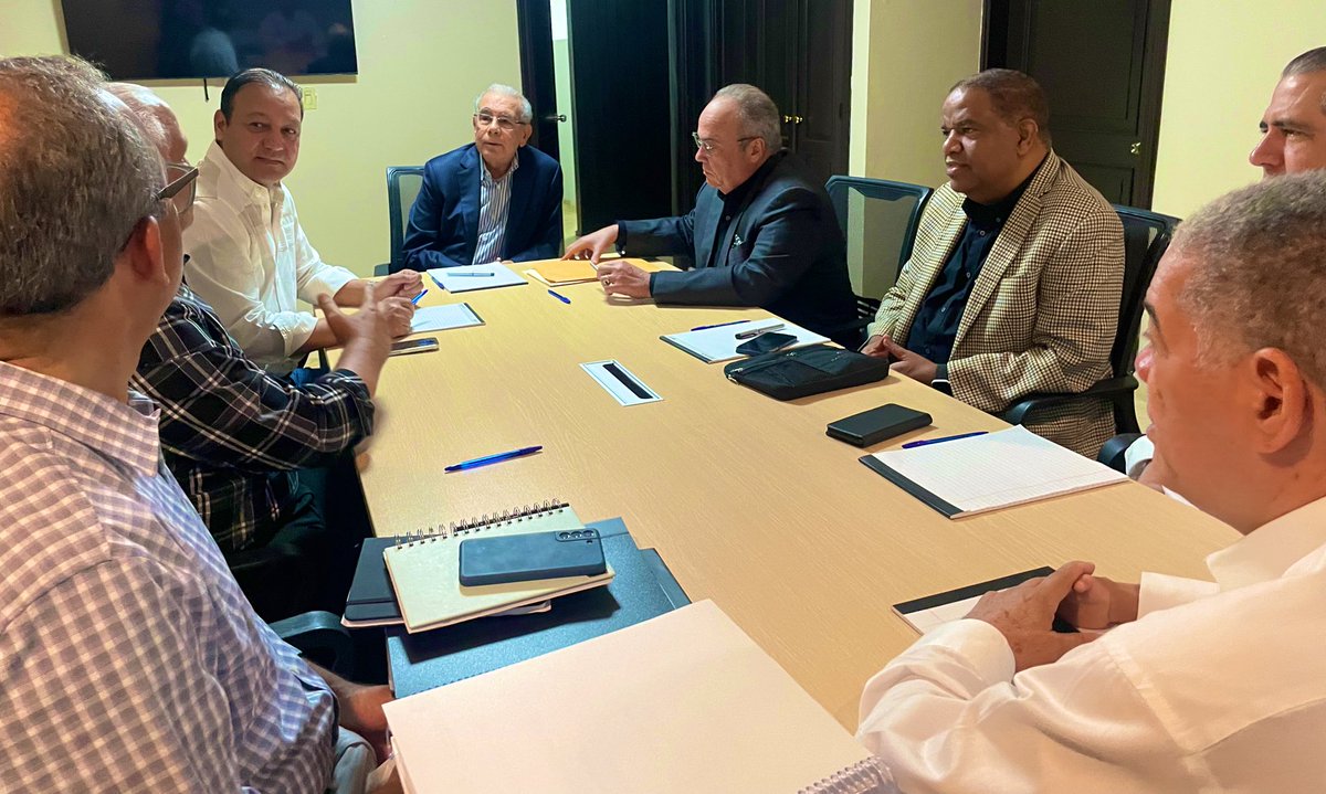 Reunión de la Comisión Especial que escuchará las propuestas sobre posibles alianzas con el PLD. 

Construyendo el triunfo de cara al 2024, aguante que ya falta poco! 

Comisión de 7 para evaluar las propuestas:

<a href="/DaniloMedina/">Danilo Medina</a>
<a href="/AbelMartinezD/">Abel Martínez Durán</a> 
<a href="/charliemariotti/">Charles Mariotti Tapia</a> 
@FranciscoJavierG