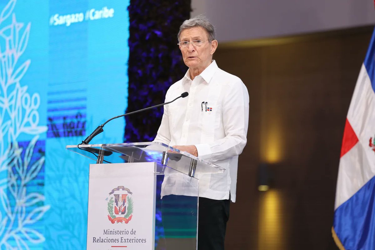 El canciller <a href="/RobalsdqAlvarez/">Roberto Alvarez</a> entre sus palabras sobre el sargazo enfatizó: "Es una crisis de carácter regional. Nuestros esfuerzos no pueden generarse de manera aislada, así no lo lograremos. El problema del sargazo requiere una solución cooperativa y colectiva de la región".