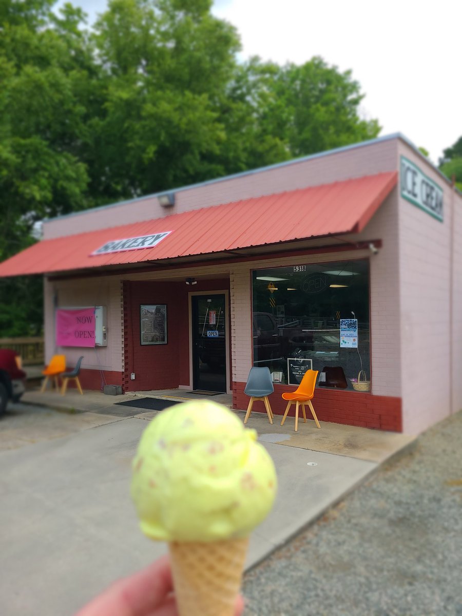 pumpkinandbuggs's tweet photo. The Halifax Ice Cream Shop at Pumpkin and Bugg's Bake Shop this weeks Summer Ice Cream Flavors;  Peach, Key Lime Pie, Strawberry Cheesecake, Butter Pecan, Chocolate Chip Cookie Dough, Chocolate, Lemon Crunch, and Vanilla. https://t.co/dknybExLhq