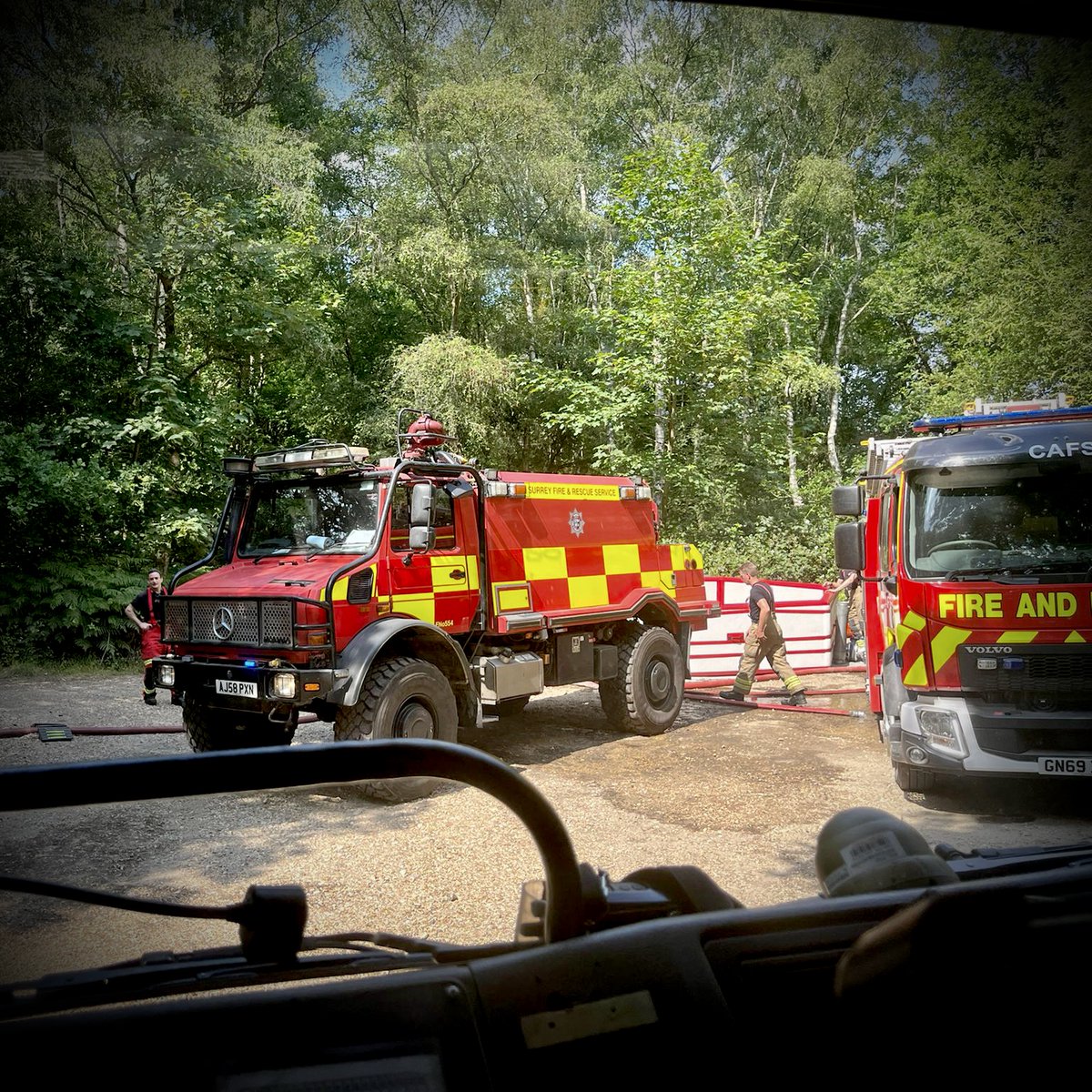 BordonFire03's tweet photo. Shout @ 13.19, #H03W1 (Water Carrier) was mobilised alongside @SurreyFRS to Stroud Lane, #Camberley. @hiwfrs_control advised a large fire in the open. Crew are assisting to provide water to the Unimogs and 4x4 fire vehicles on site.
#oneteam #NoBounderies https://t.co/GmGz7akP96