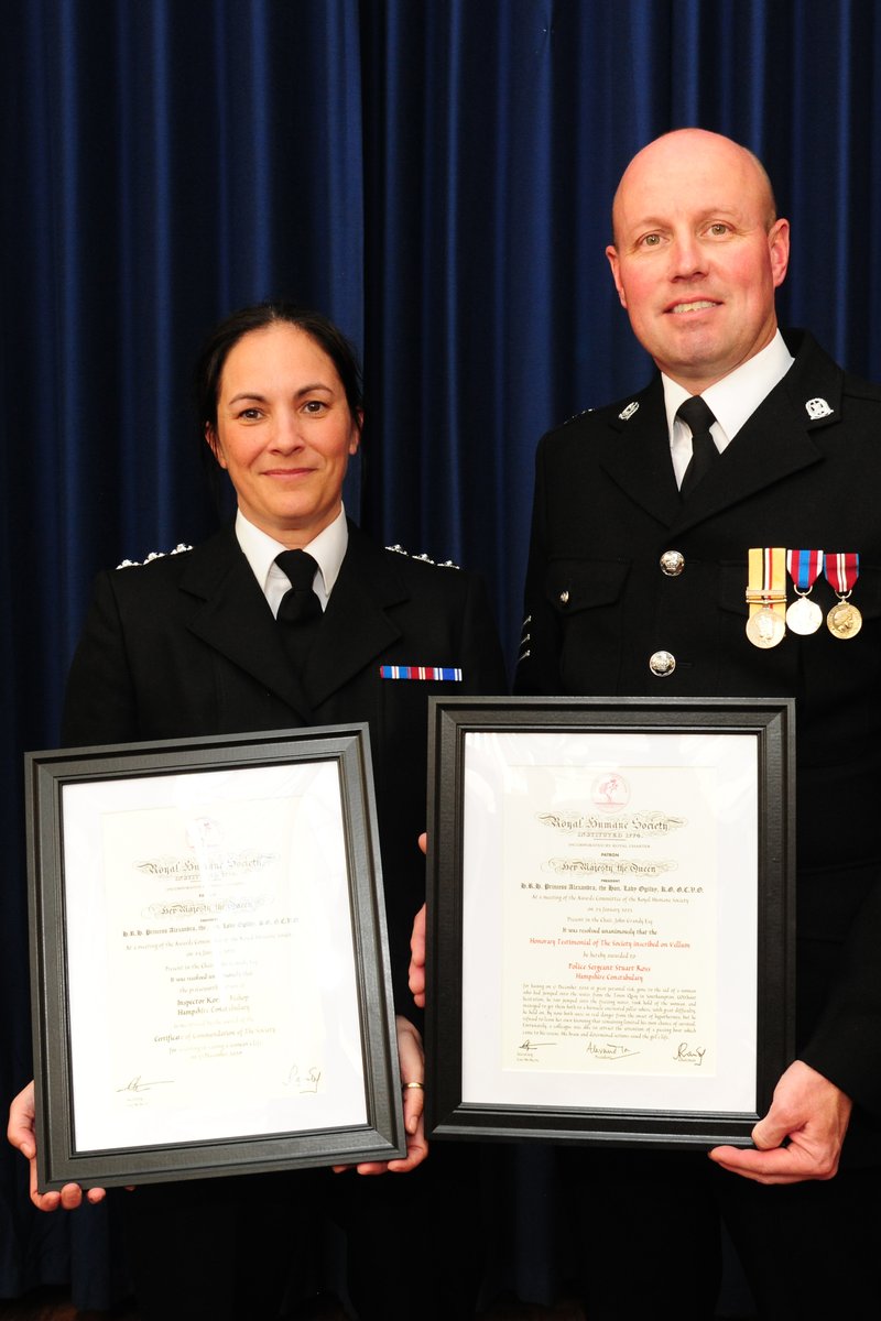 PS Ross and the woman had been in the freezing water for about seven minutes and were hypothermic when they were finally rescued by this passing boat. hampshire.police.uk/news/hampshire… #PoliceBravery #MoreThanCrimeFighters